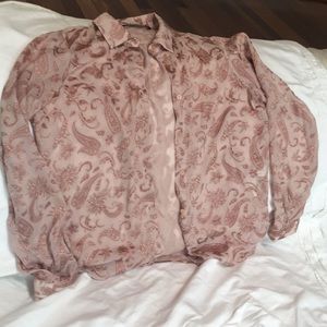 Blouse with  silky pattern in pink.
